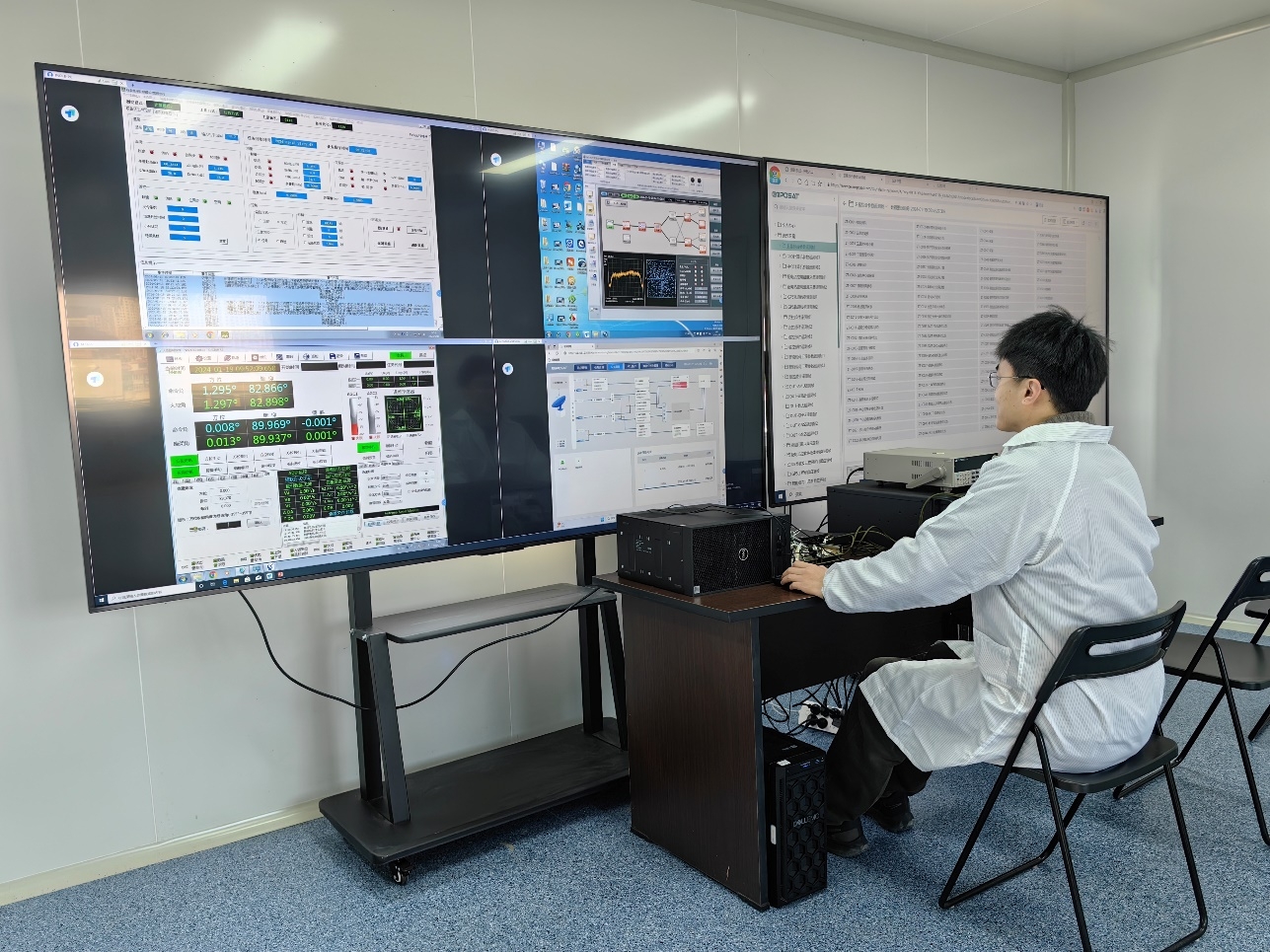 The ground station conducts monitoring and control on the Dalian 1-Lianli Satellite